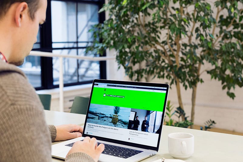 英語のホームページ制作にかかる費用